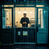 台风天气门窗防漏技巧,奶茶店紧急加固经验分享(图1) 台风天中国门窗知名品牌社死现场:奶茶店老板的防漏雨骚操作